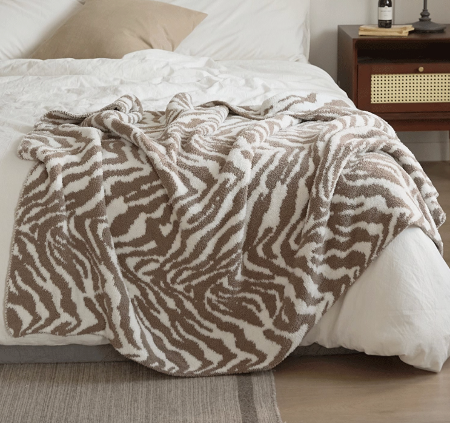 Nordic Style Half-Fleece Throw Blanket – Soft Lightweight Bed & Sofa Blanket for Office Nap or All Seasons