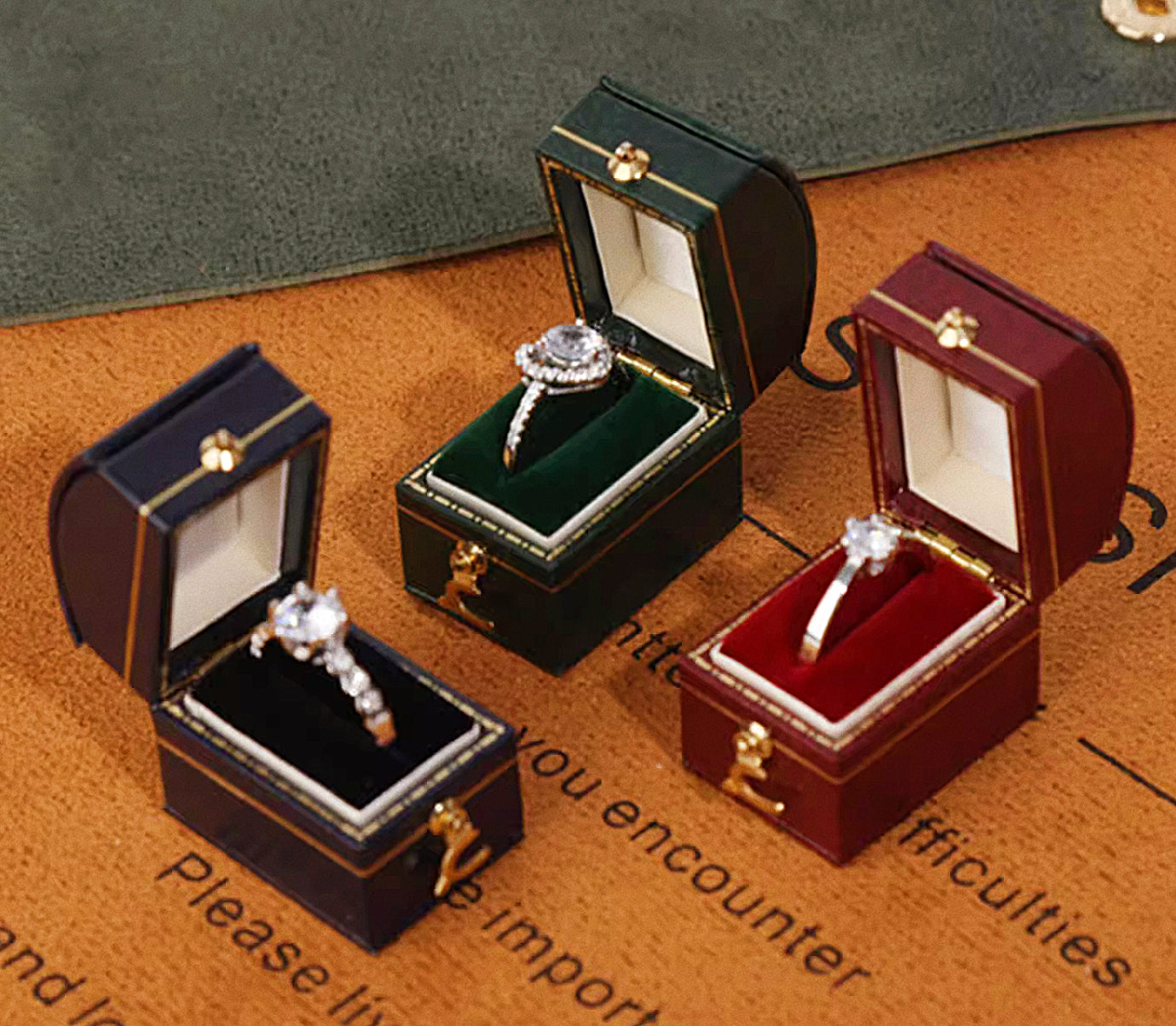Vintage Mini Ring Box – Luxurious Retro Jewelry Case for Engagement & Wedding Rings