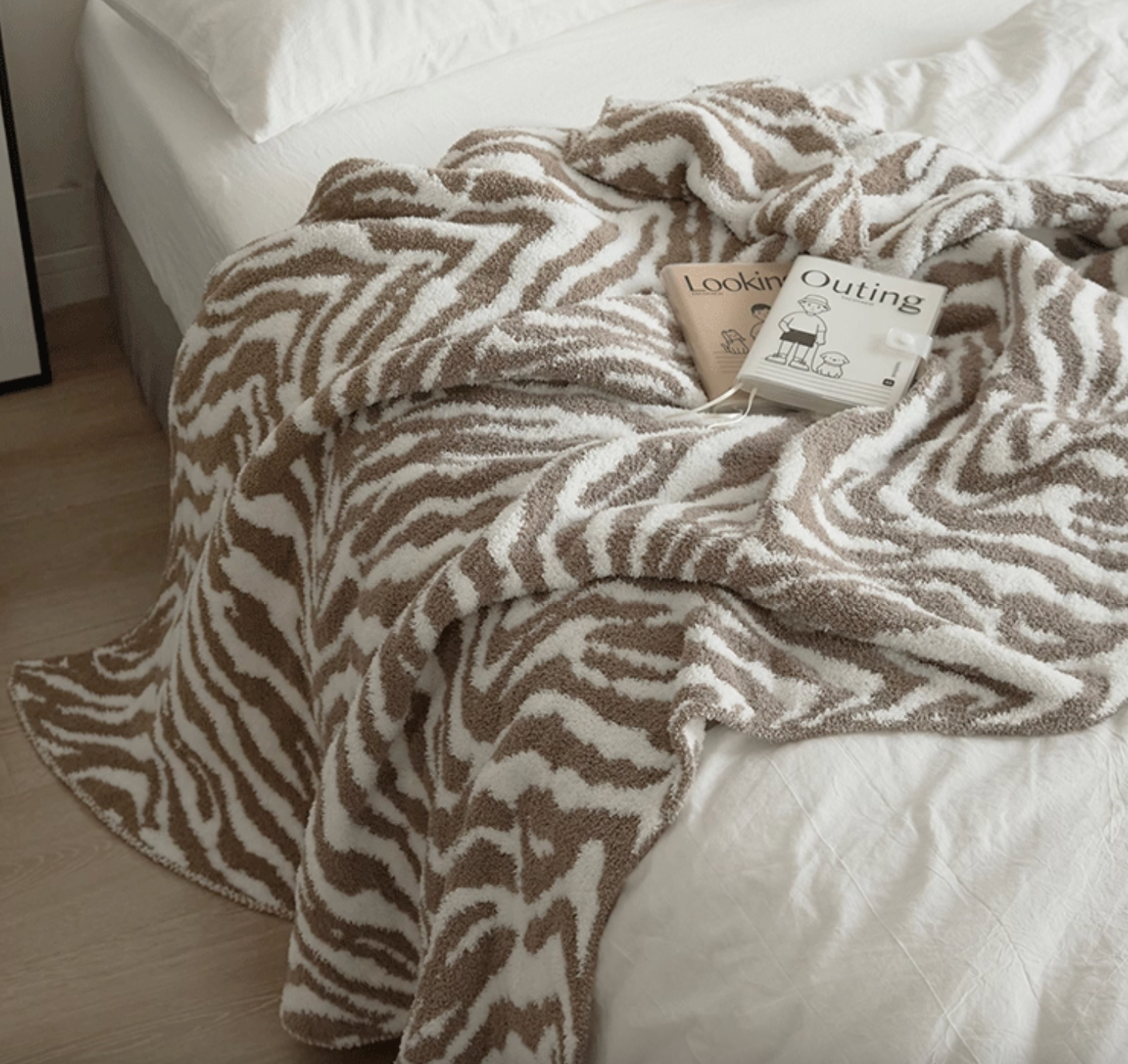 Nordic Style Half-Fleece Throw Blanket – Soft Lightweight Bed & Sofa Blanket for Office Nap or All Seasons