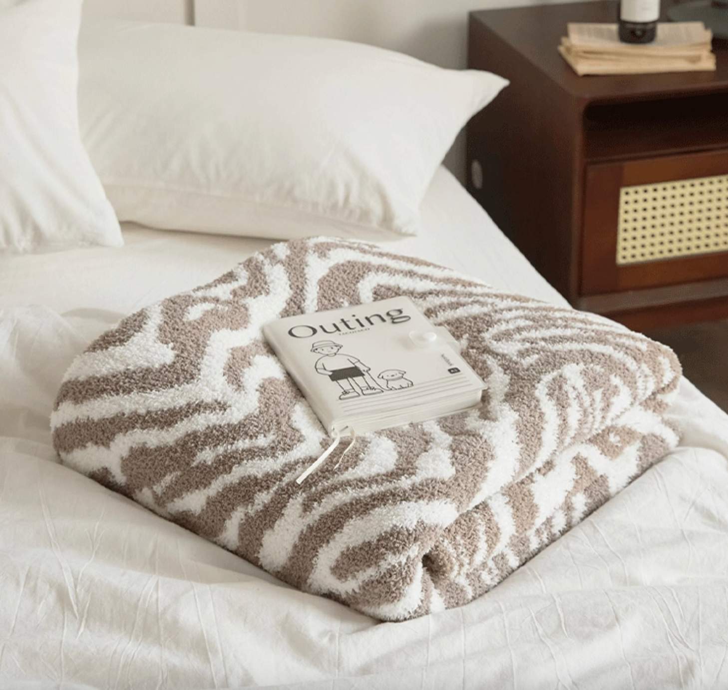 Nordic Style Half-Fleece Throw Blanket – Soft Lightweight Bed & Sofa Blanket for Office Nap or All Seasons