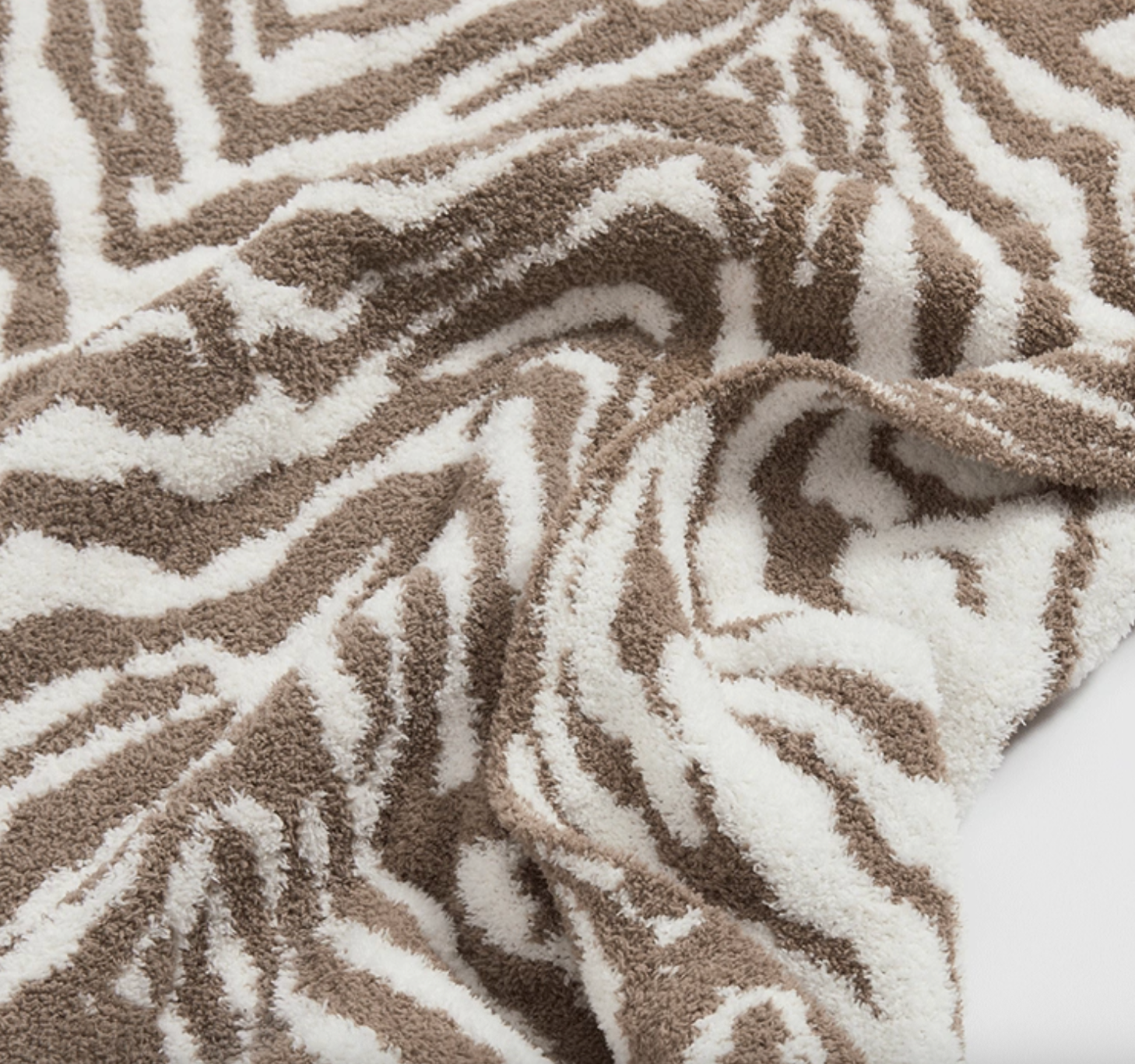 Nordic Style Half-Fleece Throw Blanket – Soft Lightweight Bed & Sofa Blanket for Office Nap or All Seasons