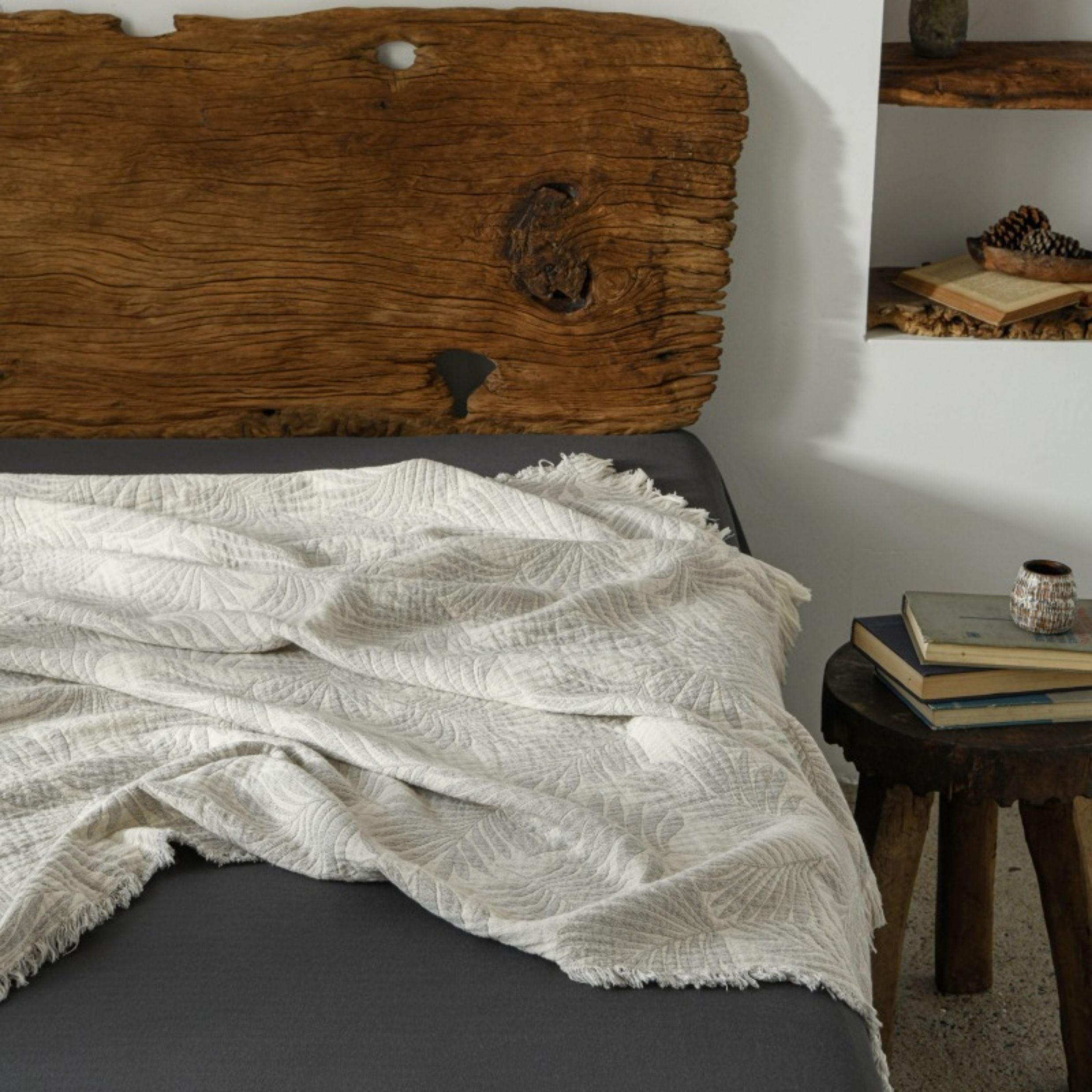 Vintage Minimalist Cotton Gauze Throw Blanket – Textured Jacquard with Fringes for Sofa & Bed