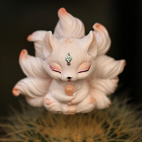 Ivory White Resin Nine-Tailed Fox Figurine Eastern Mythical Guardian Statue (7.5cm)